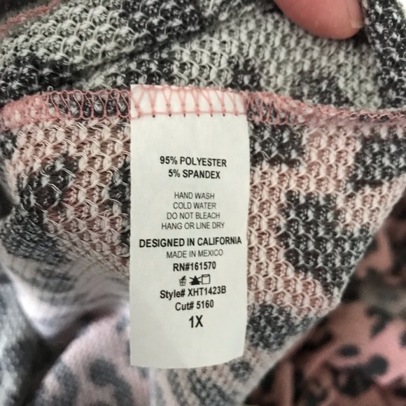 Boutique Animal Print Color Block V Neck Top - Picture 5 of 9